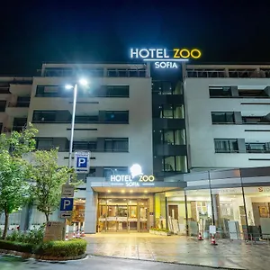 Zoo - Secured Paid Parking Otel